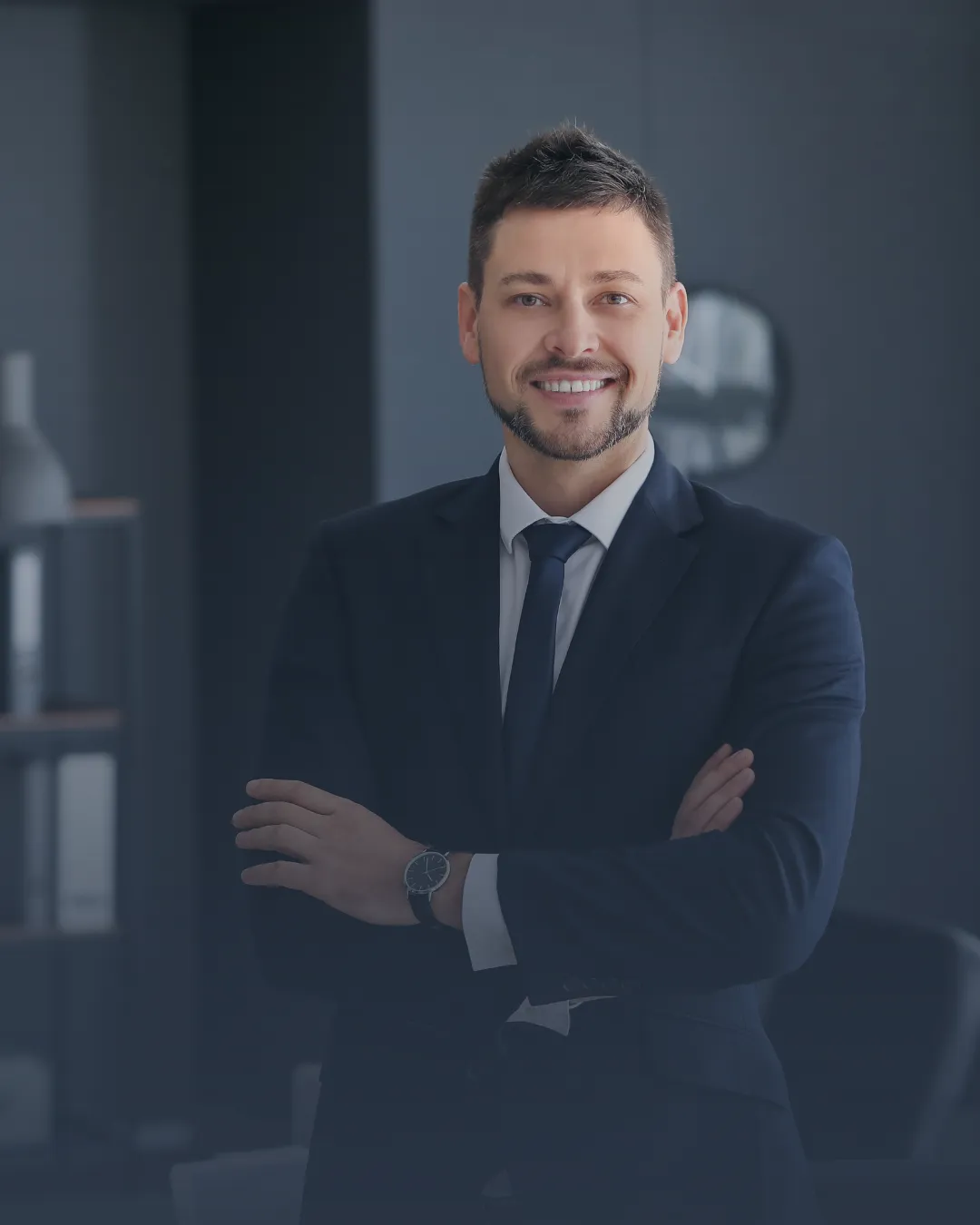 Empresario sonriendo en su oficina