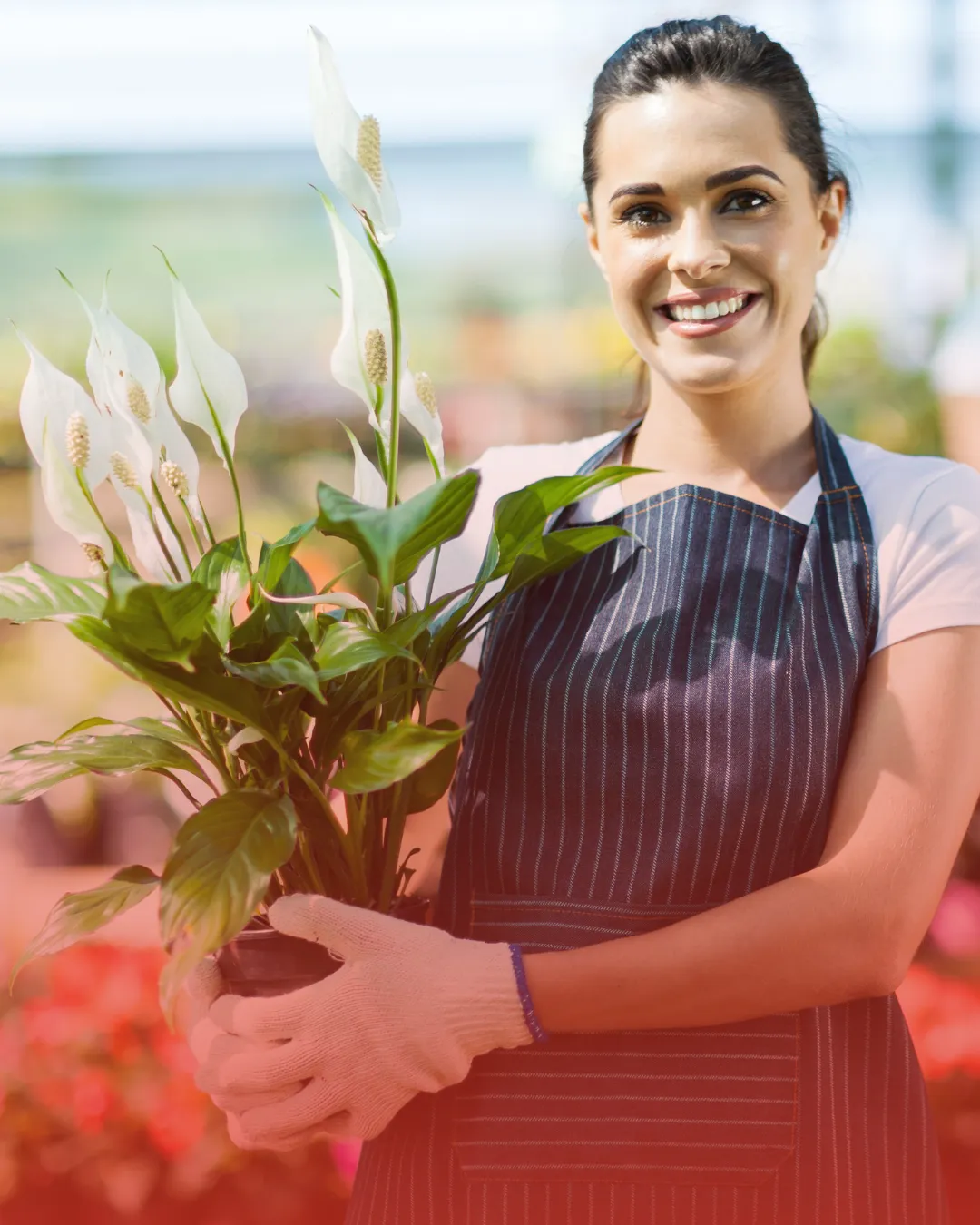 Mujer sonriendo en su vivero